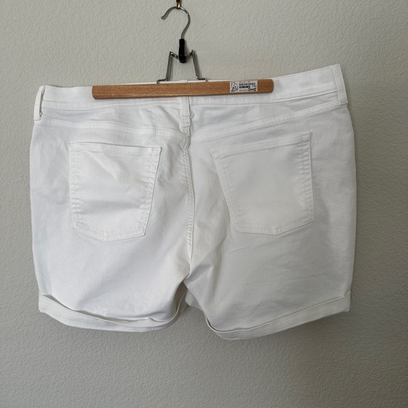 ON WOW Shorts 🤍 - Picture 3 of 4